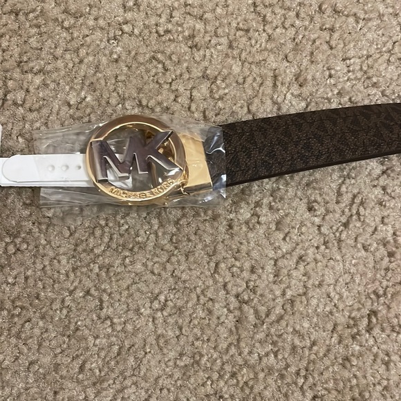 🎀NWT reversible MK belt - Picture 2 of 4